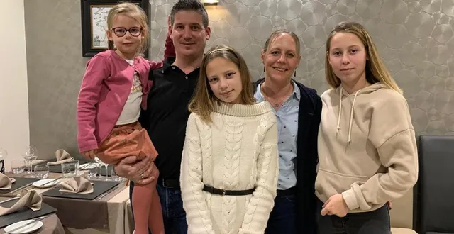 photo  franck et vanessa lelong vont désormais profiter davantage de leur famille, ici avec leurs filles, siloé, zoé et thaïs.  &copy;  ouest-france 