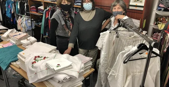 photo  elisabeth rousseaux, dominique cammertoni et anne-marie hubert, toutes trois bénévoles à la croix-rouge ont contribué à la préparation de cette vente de linge ancien organisée à la vesti’boutique, rue michel-vielle, à sablé.  &copy;  ouest-france 