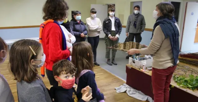 photo  anne vandenberghe, à droite, a présenté les techniques de tressage à la fabrication d’objets.  &copy;  ouest-france 