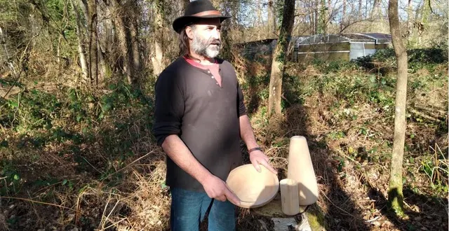 photo  aldo avec des ustensiles en bois de bouleau.  &copy;  le maine libre 