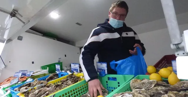 photo  lucas médéric, ostréiculteur est présent chaque samedi sur le marché de sablé, place de la république.  &copy;  ouest-france 