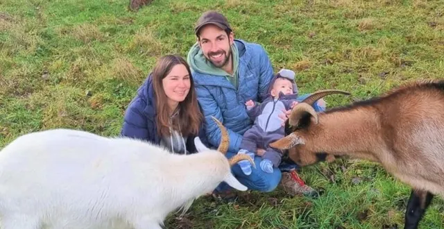 photo  ombeline et roman avec leur petit jasmin.  &copy;  chèvrerie des huppes 