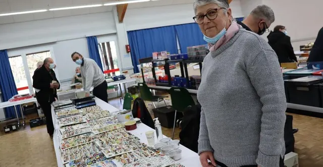 photo  sylvie et son mari alain (au fond) ont participé à la bourse d’échanges multicollection à bazouges-cré-sur-loir (sarthe), samedi 12 février 2022.  &copy;  ouest-france 