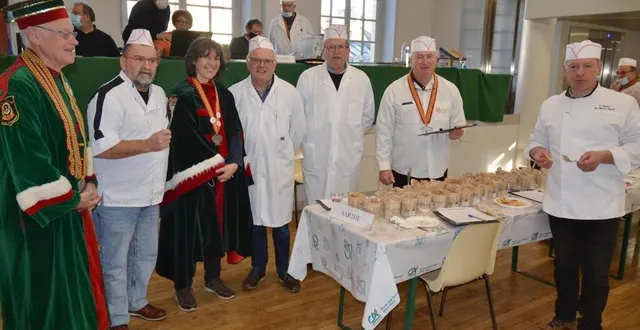 photo  jean-michel étienne, à gauche, accompagné de membres jurats.  &copy;  ouest-france 
