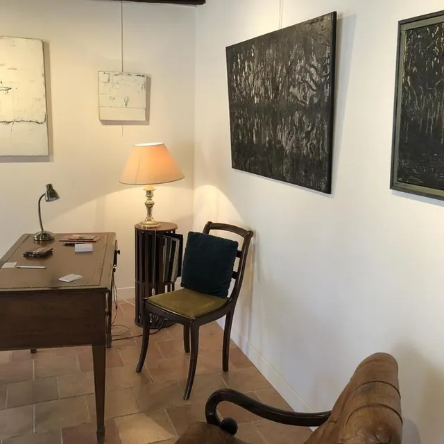 photo « on voulait que les gens se sentent comme ils pourraient être chez eux. et aussi se projeter plus facilement avec les œuvres », souligne alain cophignon, cofondateur de la galerie d’art « galerie du chemin » à juigné-sur-sarthe (sarthe) lors de l’ouverture samedi 12 février 2022.  ©  ouest-france