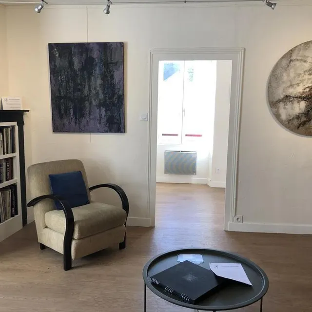 photo les visiteurs peuvent s’installer dans l’un des canapés pour profiter des œuvres exposées à la galerie d’art de juigné-sur-sarthe.  ©  ouest-france