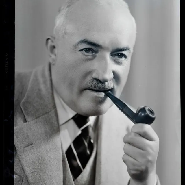 photo élégante cravate à rayure, fine moustache : « l’homme à la pipe » est l’un des superbes portraits réalisés par alfred alzieu.  ©  archives départementales de maine-et-loire