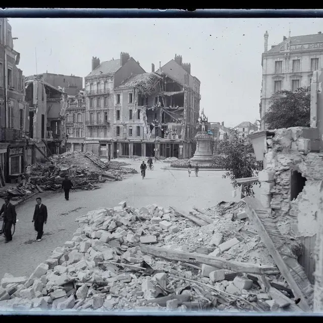 photo des immeubles démolis, place de la visitation, près de la gare d’angers, après les bombardements des 28 et 29 mai 1944.  ©  archives départementales de maine-et-loire