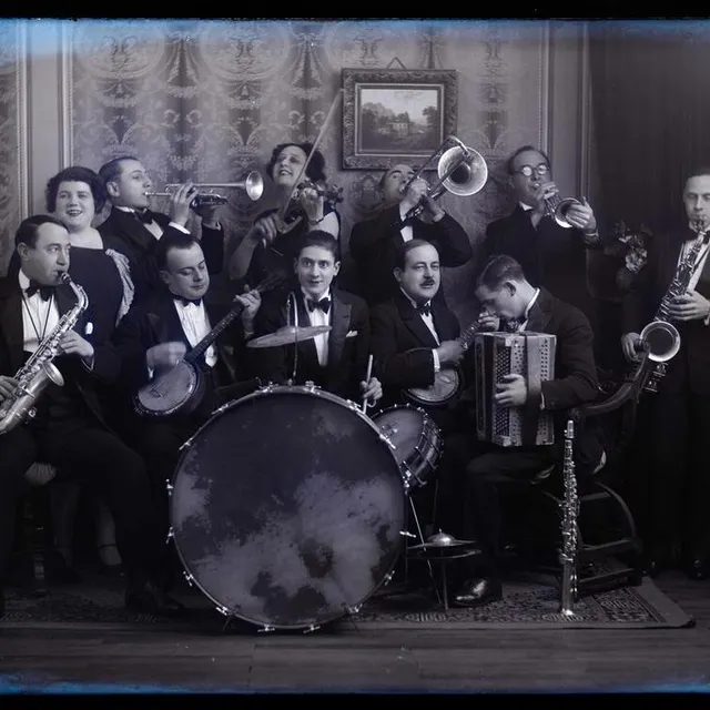 photo un joyeux bigband, capté en pleine fausse répétition, au grand théâtre.  ©  archives départementales de maine-et-loire