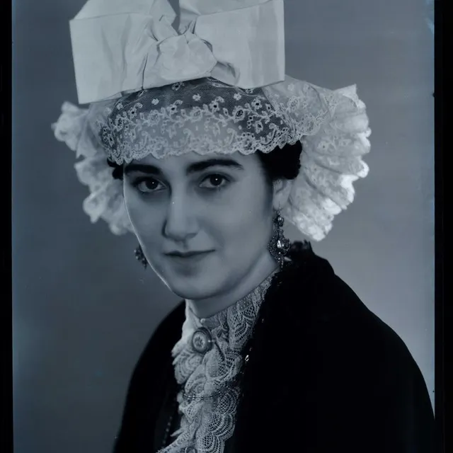 photo cette jolie femme en tenue traditionnelle porte une coiffe angevine en dentelle et en satin.  ©  archives départementales de maine-et-loire