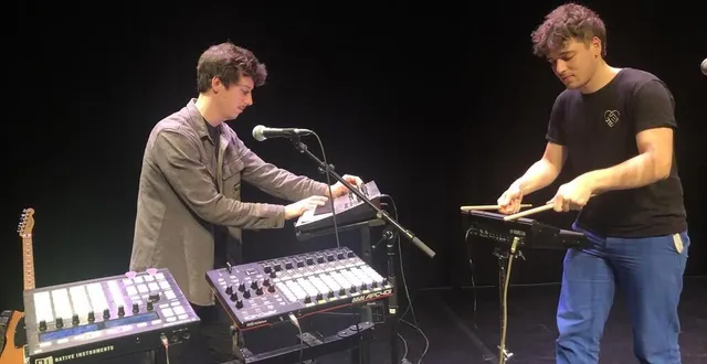 photo  bruno et nino forment le duo dominique février sur scène.  &copy;  ouest-france 