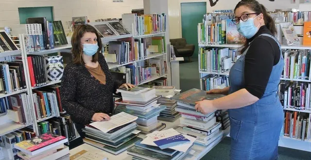 photo  alexia jorez et marie rolland en plein travail de classification des livres, lundi 7 février 2022, à la médiathèque de sablé-sur-sarthe (sarthe).  &copy;  ouest-france 