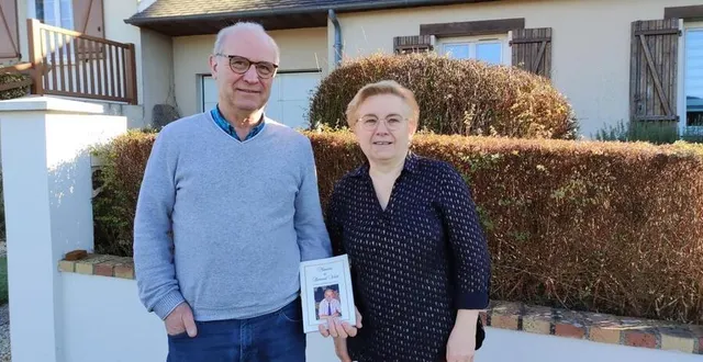 photo  jean-luc, qui tient le livre de son père, bernard vérité, et francine se souviennent d’une époque à présent révolue.  &copy;  le maine libre 