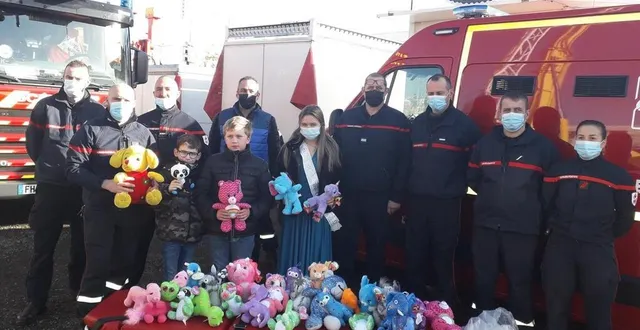 photo  got gianni, représentant des forains à la foire de la chandeleur (4ème à partir de la gauche) a remis les peluches collectées aux pompiers du centre de secours d’alençon  &copy;  ouest-france 