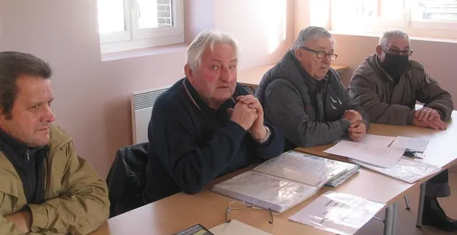 photo  le président jean-pierre cicé (2e à gauche) a renouvelé les consignes aux pêcheurs.  &copy;  ouest-france 