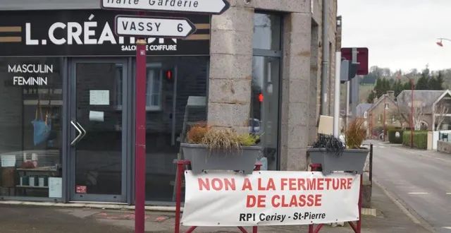 photo  les banderoles sont installées dans le carrefour du bourg, endroit stratégique de passage.  &copy;  ouest-france 