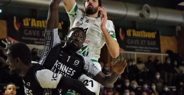 photo  le capitaine de l’aurore vitré vincent fandelet a marqué les deux lancers francs de la victoires à deux secondes du buzzer.  &copy;  philippe salmon 