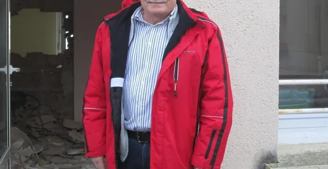 photo  christian lelarge, maire, devant le local infirmier en cours de rénovation.  &copy;  ouest-france 