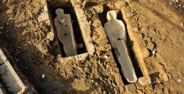 photo  les deux cercueils en plomb ont été découverts en 2014, sous le parvis de l’église saint-germain, à flers.?  &copy;  hélène dupont, inrap 