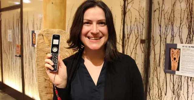 photo  clothilde leduc présente l’audioguide, disponible en quatre langues : français, anglais, espagnol et allemand.  &copy;  le maine libre 