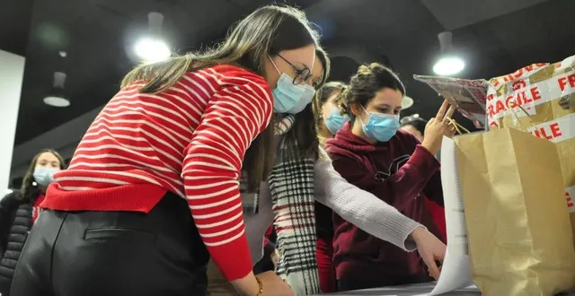 photo  distribution de protections lavables à l’issue du témoignage de deux lycéennes.  &copy;  le maine libre 