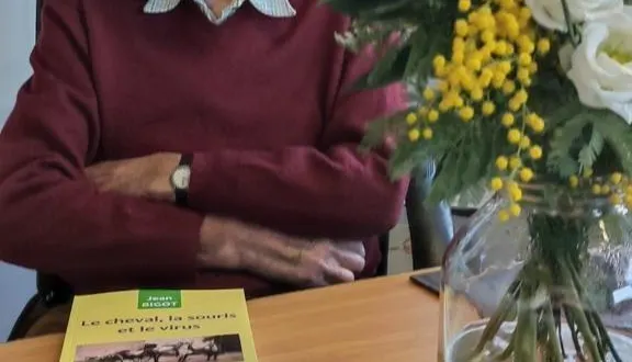 photo  jean bigot, ici dans son bureau, présente son livre témoignage.  &copy;  le maine libre 