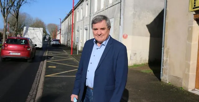 photo  à crosmières, le maire, jean-yves denis, a choisi volontairement l’axe routier le plus passant pour implanter la future épicerie bistrot.  &copy;  ouest-france 