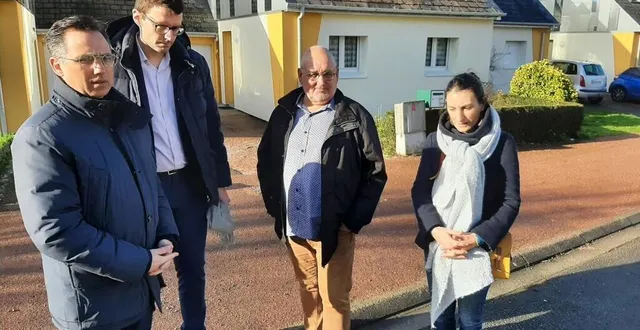 photo  dans le quartier du pré, 30 logements ont été rénovés : nicolas leudière, maire de sablé, et son adjoint, jean-pierre ferrand, se sont rendus sur place pour apprécier le résultat.  &copy;  municipalité de sablé-sur-sarthe 