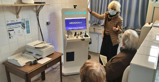 photo  annick barthelaix lors de « portes ouvertes » pour présenter la nouvelle borne de télémédecine, mardi 15 février 2022, à asnières-sur-vègre.  &copy;  ouest-france 