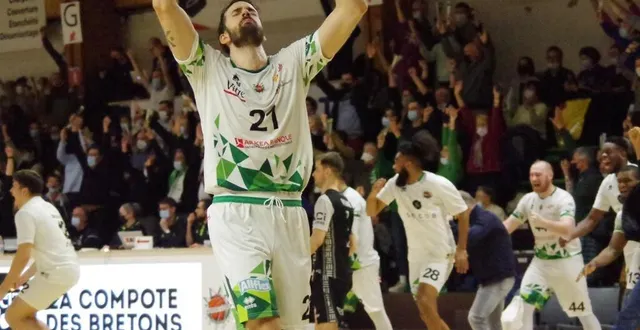 photo  l’explosion de joie de vincent fandelet (au centre) et du banc de l’aurore vitré après le dernier tir manqué par l’union rennes au buzzer, offrant le derby aux vitréens (77-76).  &copy;  ouest-france 