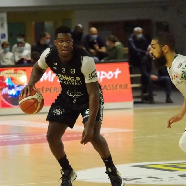 Bryan Pamba-Zuchetti, ici défendu par Rida El Amrani, a manqué le tir de la victoire pour l’Union Rennes du milieu de terrain. Ouest-France photo bryan pamba-zuchetti, ici défendu par rida el amrani, a manqué le tir de la victoire pour l’union rennes du milieu de terrain. © ouest-france