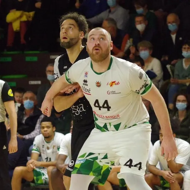 Guillaume Mérie (ici à la lutte pour le rebond avec Kyle Tresnak) a fait son retour surprise à la Poultière sous le maillot rennais. Ouest-France photo guillaume mérie (ici à la lutte pour le rebond avec kyle tresnak) a fait son retour surprise à la poultière sous le maillot rennais. © ouest-france