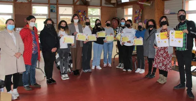 photo  mercredi, nathalie dupont, présidente de l’orée de bercé belinois, en compagnie d’hélène houdayer, administratrice à la ruche, a remis le précieux diplôme de formation au baby-sitting à huit jeunes de la communauté de communes.  &copy;  ouest-france 