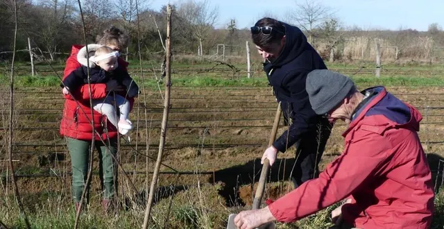 photo  les parents, adhérents de l’amao, ont planté des arbres fruitiers en l’honneur des nouveau-nés de 2021.  &copy;  amap 