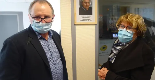 photo  madame bacha accompagnée du maire, patrice leboucher, devant le portrait du dr maouïa bacha, apposé dans l’entrée de la maison des services.  &copy;  ouest-france 