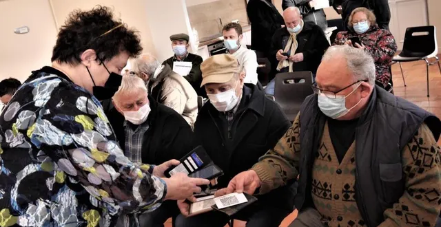 photo  la présidente frédérique friot contrôle le passe sanitaire des participants à l’assemblée générale.  &copy;  ouest-france 