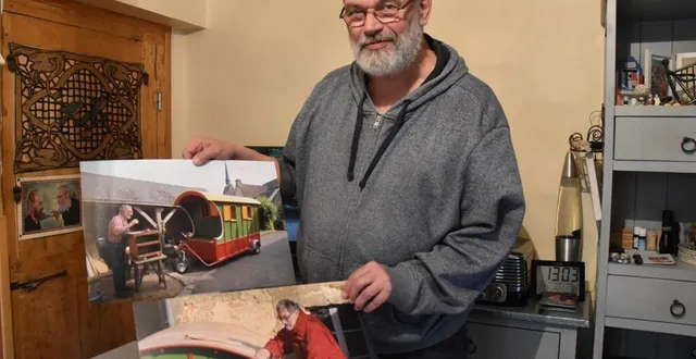 photo  philippe doit sélectionner une vingtaine de clichés de fifi en train de construire sa roulotte.  &copy;  le maine libre 