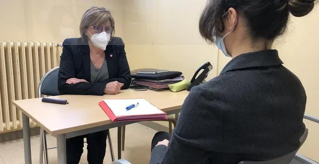 photo  sylvie tolmont sillonne sa circonscription à la rencontre des habitants chaque vendredi, comme ici au guichet unique à sablé-sur-sarthe.  &copy;  ouest-france 