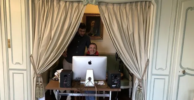 photo  arthur allizard (à gauche) et antoine simoni ont passé trois jours de résidence artistique au château de flers, dans l’orne.  &copy;  ouest-france 