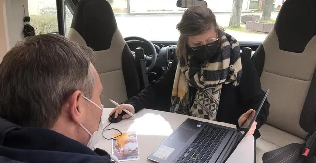 photo  sandrine arnette est l’une des deux agentes mobilisées dans l’action bus france services, qui sillonne vingt communes sarthoises de la communauté de communes loir-lucé-bercé pour conseiller et aider les habitants dans leurs démarches administratives.  &copy;  ouest-france 