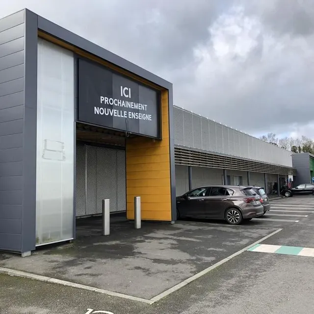 photo il reste un local inoccupé entre le magasin intersport et la jardinerie e. leclerc.  ©  ouest-france