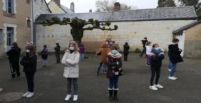 photo  les refrains ont été tournés avec tous les enfants dans la cour de l’école.  &copy;  le maine libre 