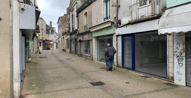 photo  dimanche 20 février, il n’y avait pas foule dans la rue de l’île, à sablé-sur-sarthe. « nous sommes à la recherche de petits sablés mais c’est compliqué », expliquait un couple venu de normandie.  &copy;  le maine libre 