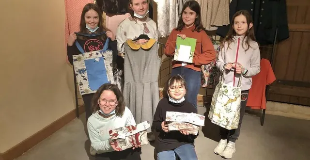 photo  elena, romane, zia, lise (debout), jeanne et ryna (accroupies) ont dévoilé, vendredi 18 février, leur création réalisée lors du stage de couture pendant la deuxième semaine de vacances avec l’association parcéenne du chas à l’aiguille.  &copy;  ouest-france 