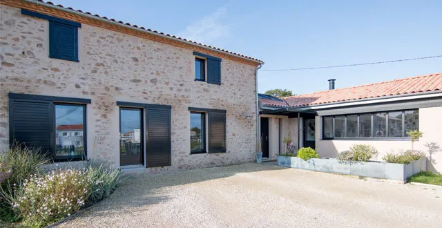 photo atlantique ouvertures installe des menuiseries sur mesure en maine-et-loire : « une solution efficace pour réduire la consommation d’une maison » selon bertrand fleury  &copy; atlantique ouvertures 