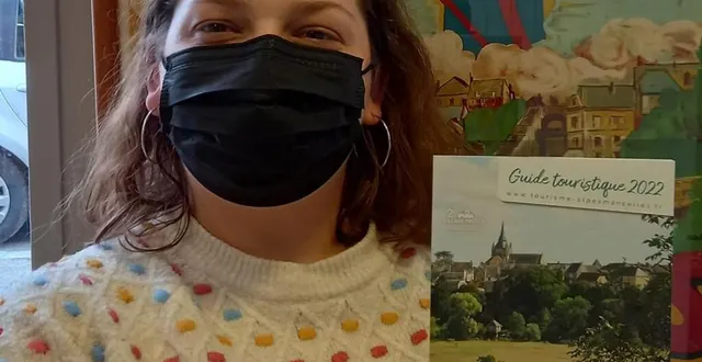 photo  sarah et le guide touristique, imprimé à 9 000 exemplaires.  &copy;  ouest-france 