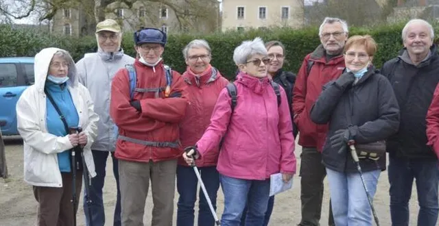 photo  le groupe de marcheurs au départ d’une randonnée dominicale.  &copy;  le maine libre 