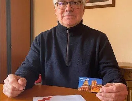 photo  le maire présentant une carte-cadeau.  &copy;  ouest-france 