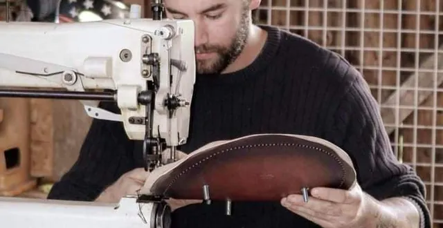 photo  jérémy chesneau, un artisan sellier passionné par son métier.  &copy;  sellerie american spirit 