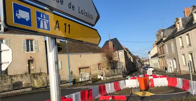 photo  en attendant le viaduc, les camions empruntent l’étroite rue de la gare.  &copy;  ouest-france 